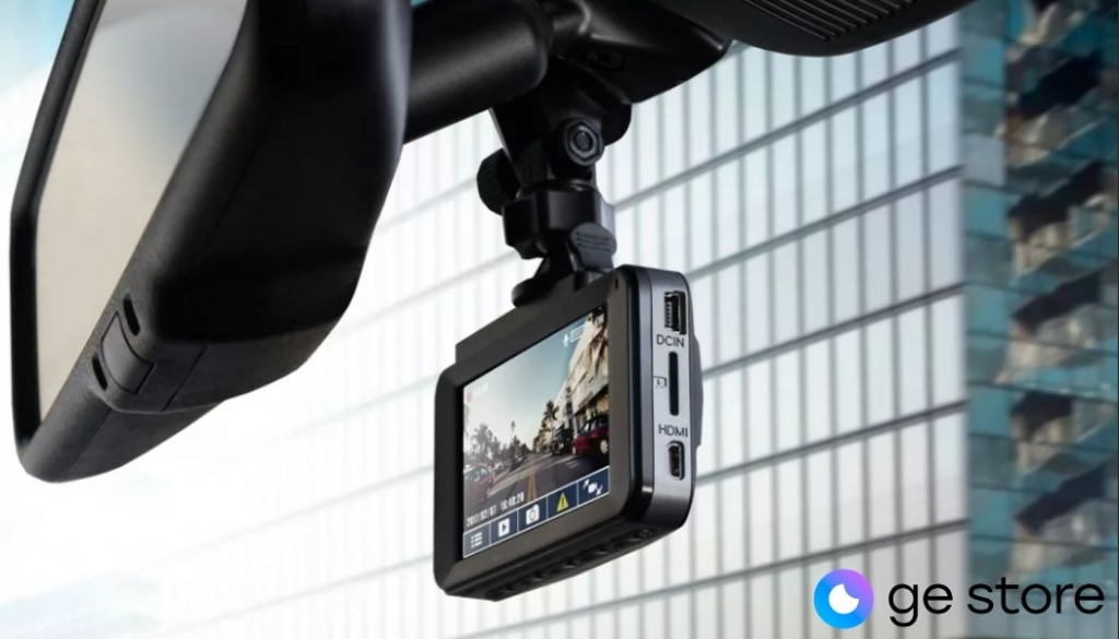 Видеорегистратор на лобовом стекле автомобиля