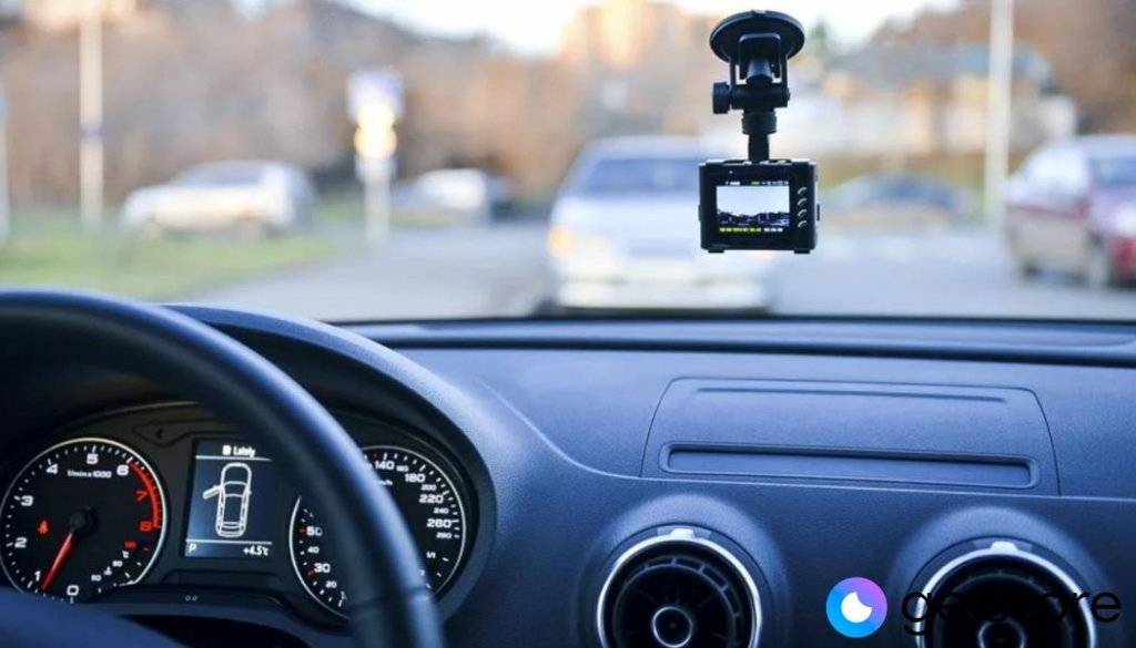 Автомобильный видеорегистратор в салоне автомобиля